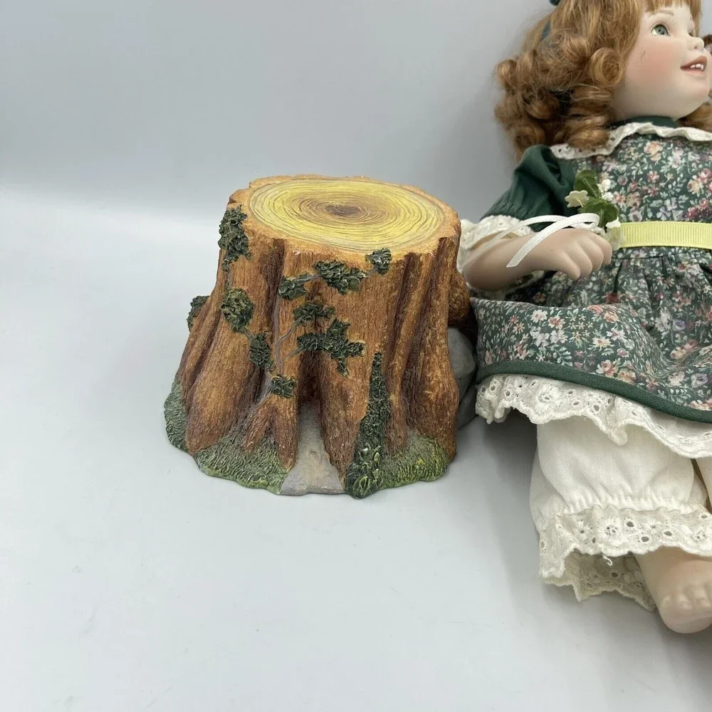 VNT Georgetown Collection Caitlyn Doll & Sitting Stump A Song In My Heart